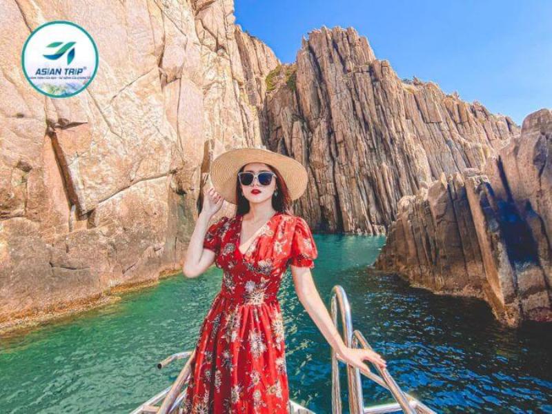 Hình ảnh nhóm người trẻ tuổi đang vui vẻ, thoải mái trên xe khách, thể hiện trải nghiệm đi xe đi Mũi Né đầy hứng khởi.